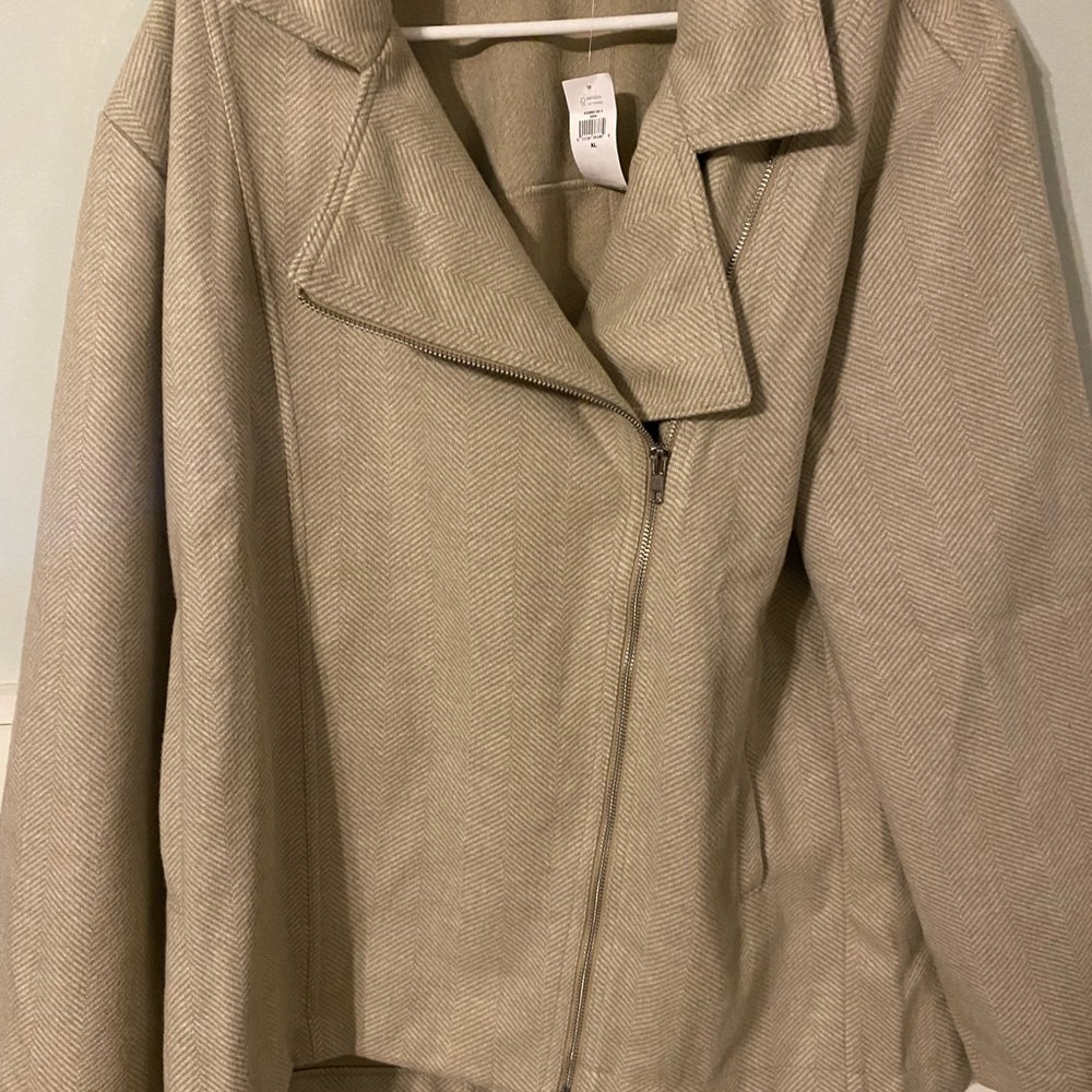 Beautiful tan and white jacket!